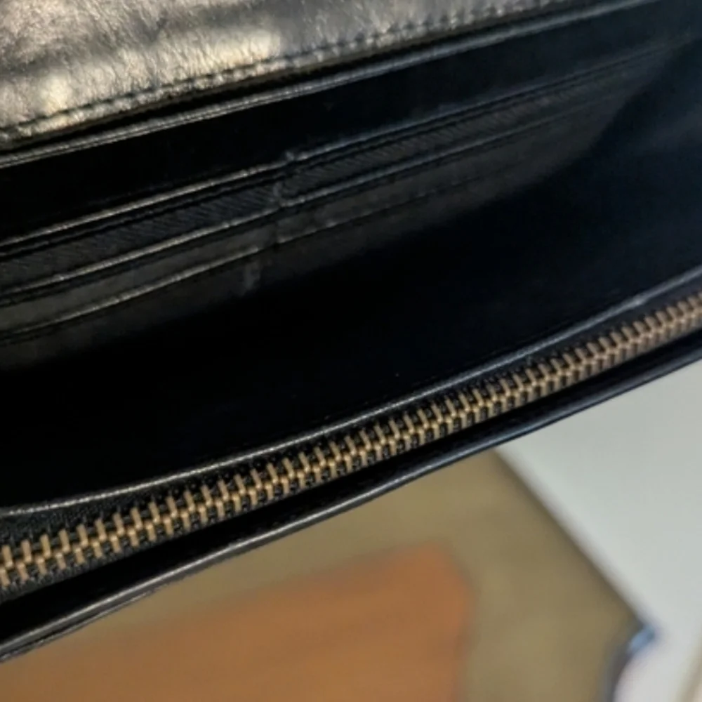Monsac sleek black